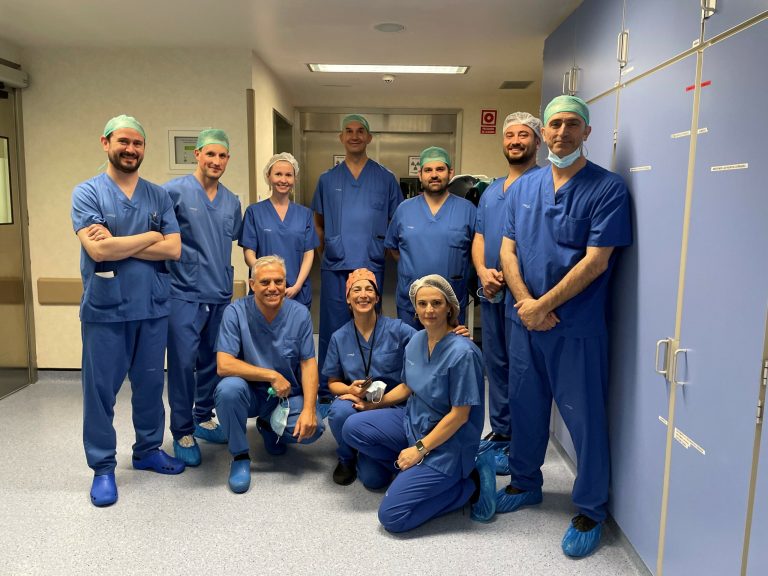 Dr. Juan Fontcuberta (agachado, a la izquierda), miembros de su equipo y especialistas interesados en el manejo de la nueva técnica.