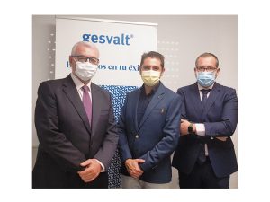 Juan Jinénez, director territorial de Gesvalt en Andalucía; Juan Domingo Román, presidente de Aprofagra; y Arturo Espinar, delegado de Gesvalt en Granada, tras la firma del acuerdo de colaboración.
