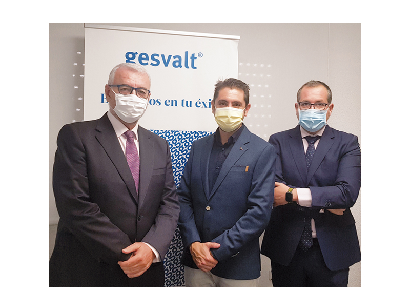 Juan Jinénez, director territorial de Gesvalt en Andalucía; Juan Domingo Román, presidente de Aprofagra; y Arturo Espinar, delegado de Gesvalt en Granada, tras la firma del acuerdo de colaboración.