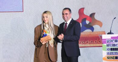 Lola Índigo, Carlos Herrera, Grupo Barceló, Almuñécar y Juan Luis Álvarez reciben los Premios Turismo de la Diputación de Granada<br/><span style='color: #077dbc;font-size:65%;'>Francis Rodríguez, ha destacado la elección del aeropuerto granadino para la celebración de la gala, dentro de la firme apuesta de la Diputación para ponerlo en valor</span>