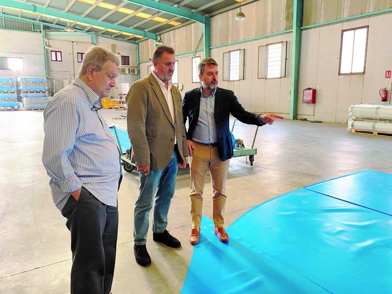 El fundador de Ilurco, Juan Ureña de la Rosa, el vicesecretario sectorial del PP, Manuel Francisco García, y el CEO de Ilurco, Juan Ramón Ureña, en la visita del político a las instalaciones de la empresa.